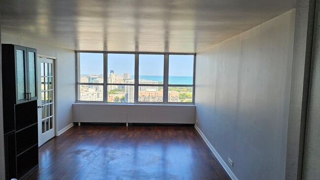 Building Photo - Spacious 2 Bedroom with Fabulous Views fea...