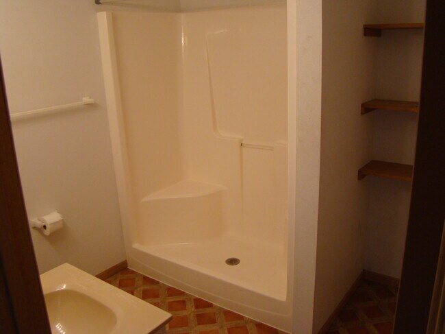 Baño de arriba - 403 E Main St