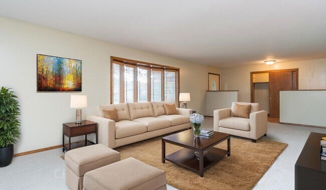 Foto del edificio - LARGE AND SPACIOUS, YET COZY AND QUAINT RANCH STYLE 4 BD, 3 BA HOUSE WITH DOUBLE ATTACHED GARAGE,...