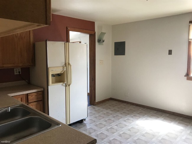 Building Photo - 1 br, 1 bath Apartment - 110 Bernard St E 1
