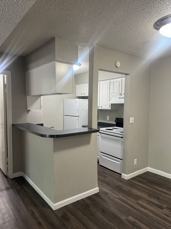 Building Photo - 2421 E 55th Pl
