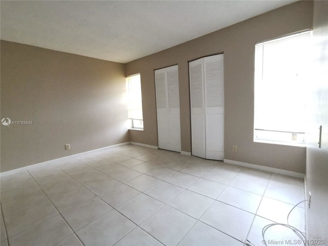 Building Photo - 10179 Twin Lakes Dr