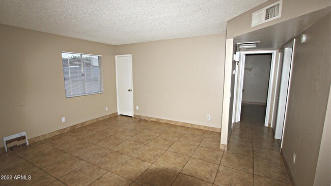 Building Photo - 512 E Linda Ave