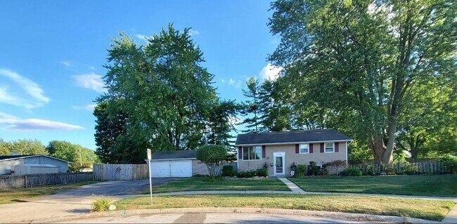 Building Photo - 774 Crestwood Dr