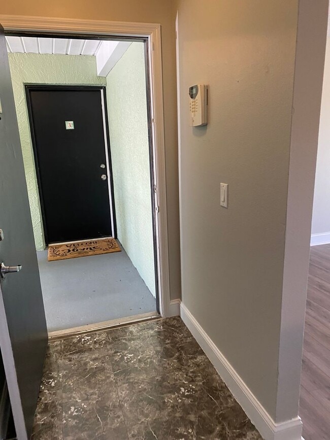 Photo - Great 2/2 condo in Pershing point Lake view  with updated Flooring