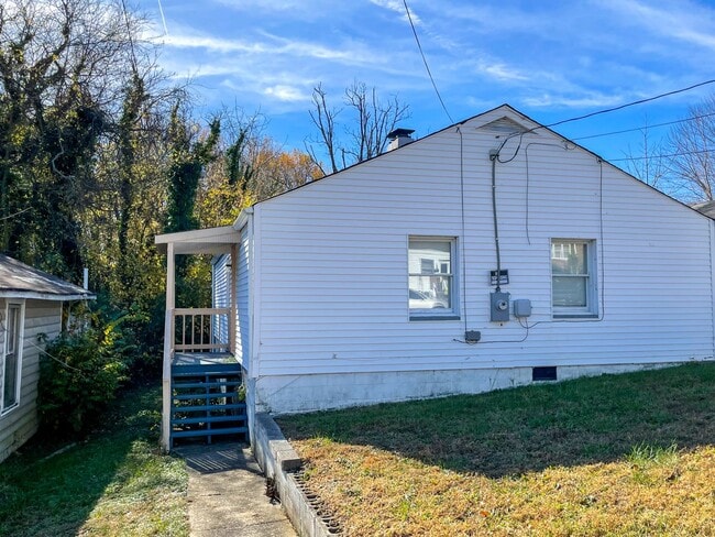 Building Photo - 310 St Luke St