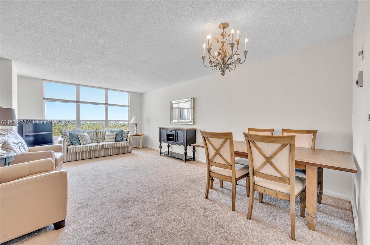 Foto principal - 4101 Pine Tree Dr