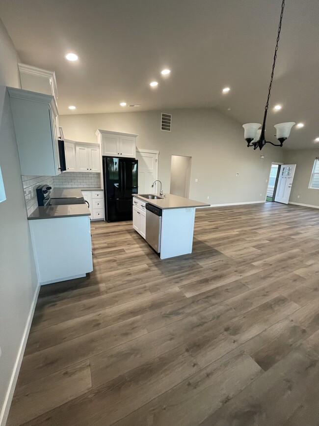 Building Photo - 6071 Murray Way NE