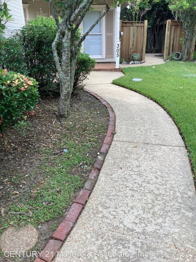Building Photo - 305 Pelahatchie Shore Dr