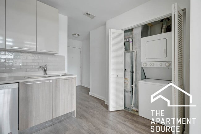 Photo - 932 W Dakin St Apartment