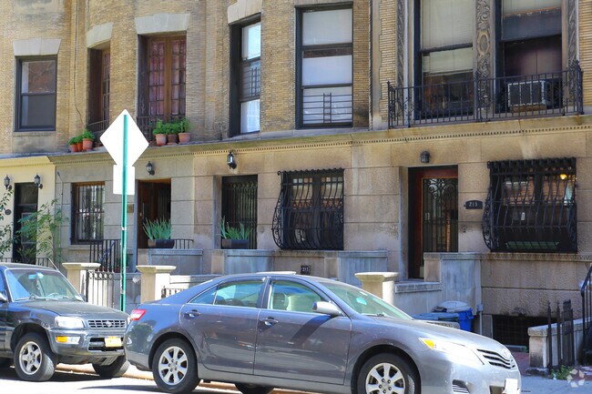 Building Photo - 217 W 70th St