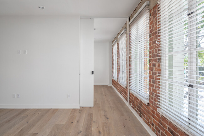 Building Photo - 10910 Kinross Ave