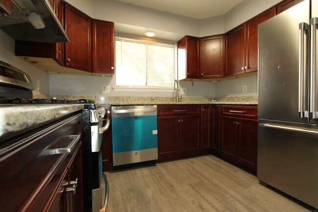 Foto del edificio - 674 Cypress Rd
