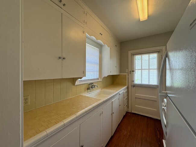 Foto del edificio - 403 E 6th St