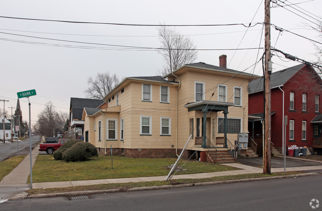 Building Photo - 104 W Bank St