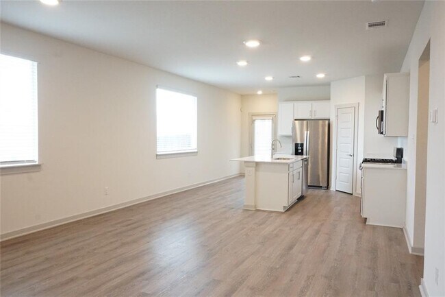 Building Photo - 353 Fremont Dr