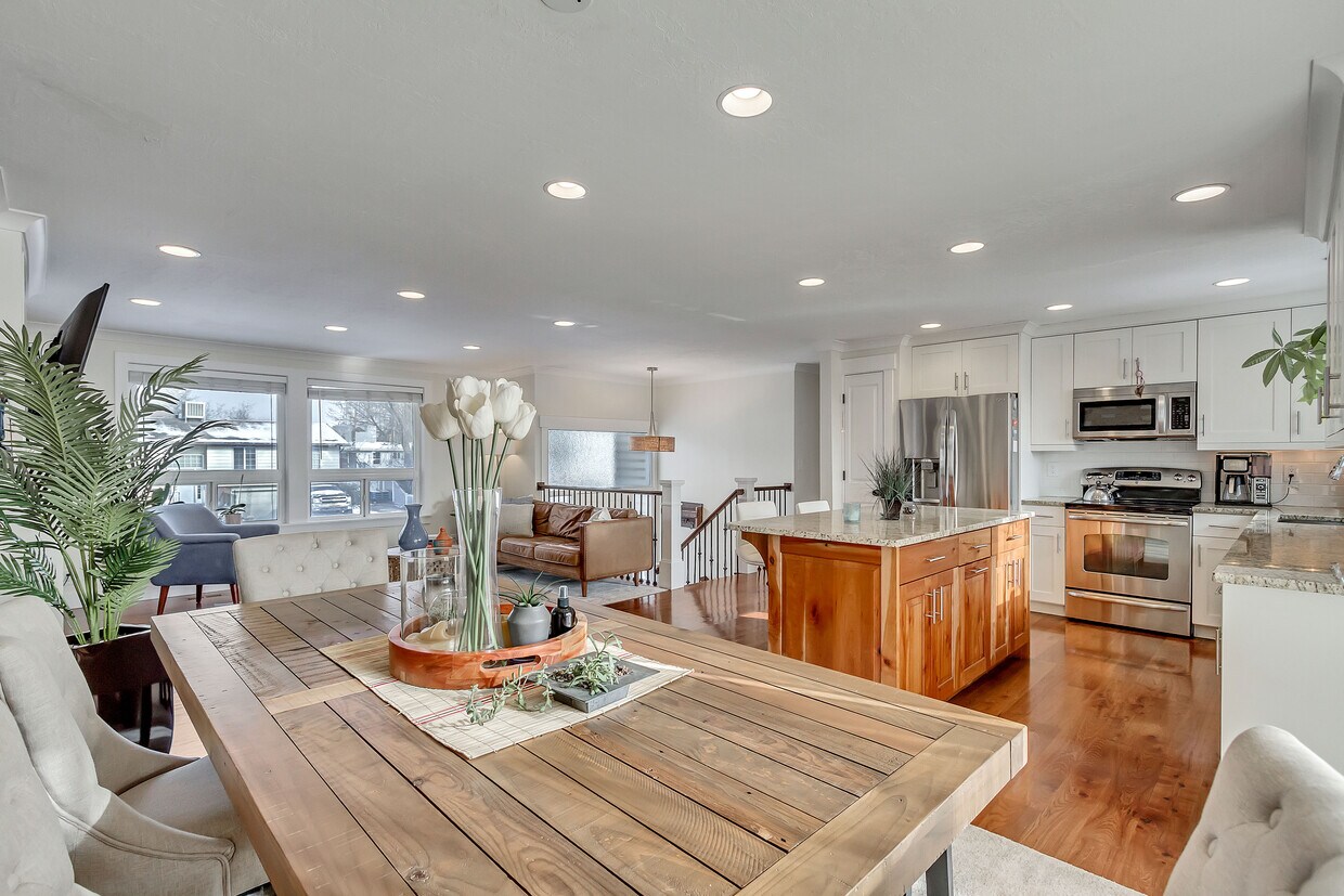 open floor plan living room / kitchen - 870 E Cedar Terrace Dr