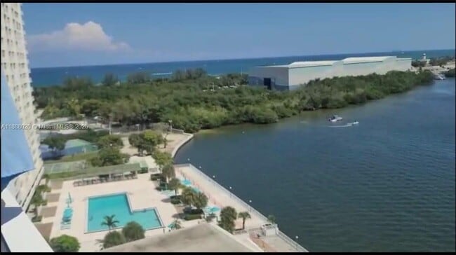 Foto del edificio - 500 Bayview Dr