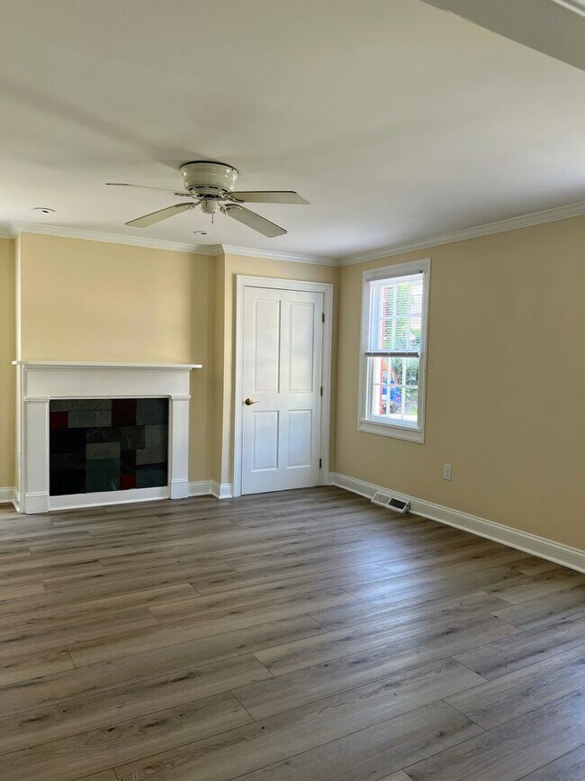 Building Photo - Great Victorian House in Historic District