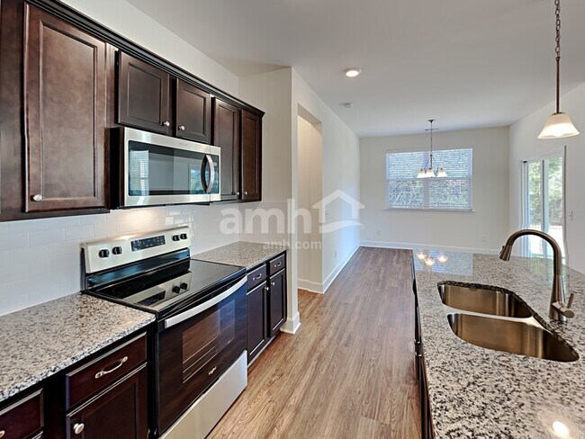 Foto del edificio - 3004 Esquire Dr