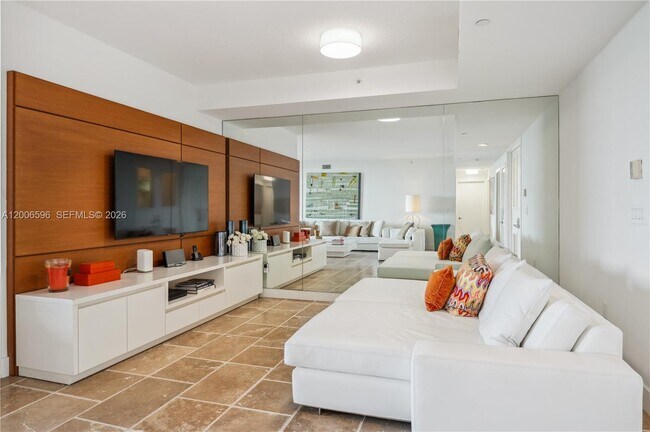 Foto del edificio - 747 Crandon Blvd