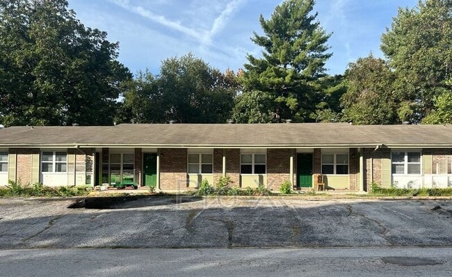 Building Photo - 8825 Country Club Dr