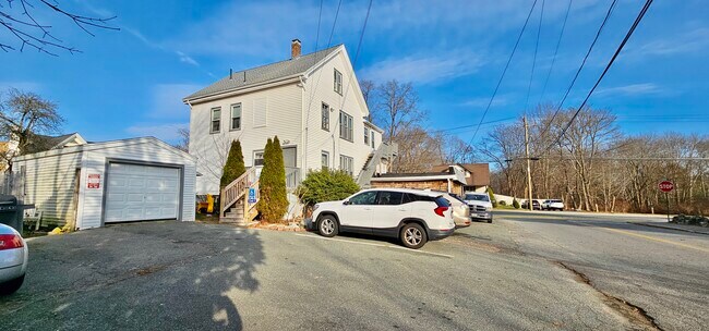 Building Photo - 902 Bedford St