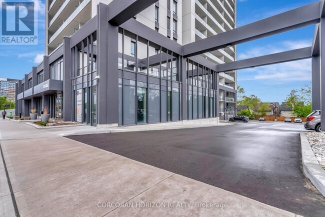 Photo du bâtiment - 741 King St W