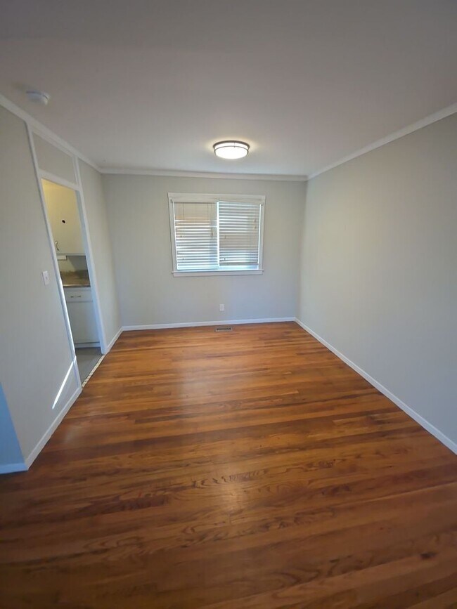 Foto del edificio - 3-Bedroom Single-Family Home Near TTU with Hardwood Floors and Carport