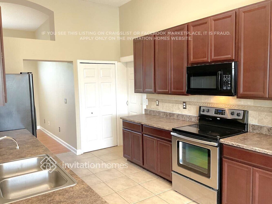 Foto del edificio - 1735 Creekwater Blvd