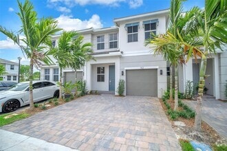 Building Photo - 142 SW 171st Ave