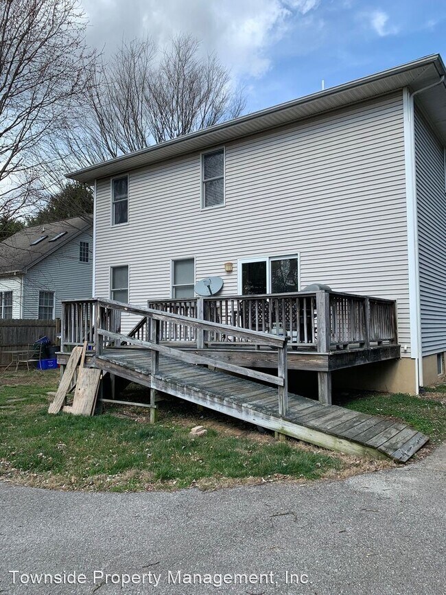 Foto del edificio - 4 br, 3 bath House - 410 Alleghany St.