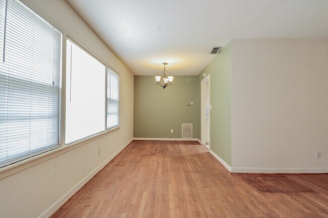 Building Photo - Charming 3-Bedroom Near Maxey Park!