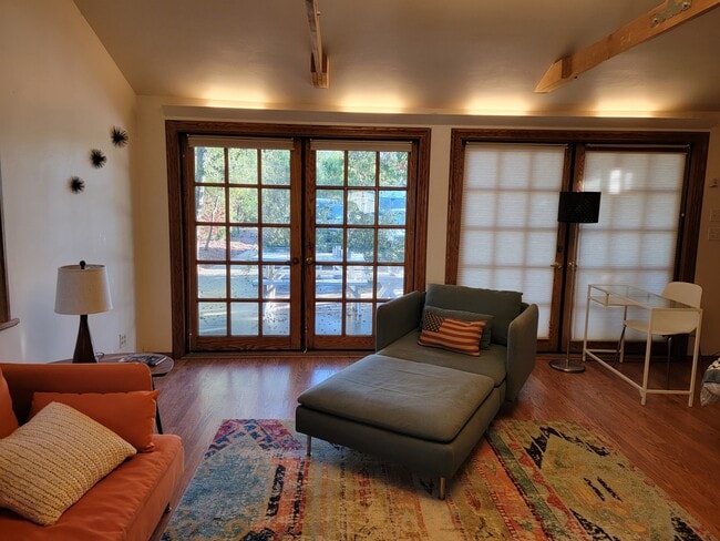 Zona de porche con vistas al Topatopa - 311 Palomar Rd