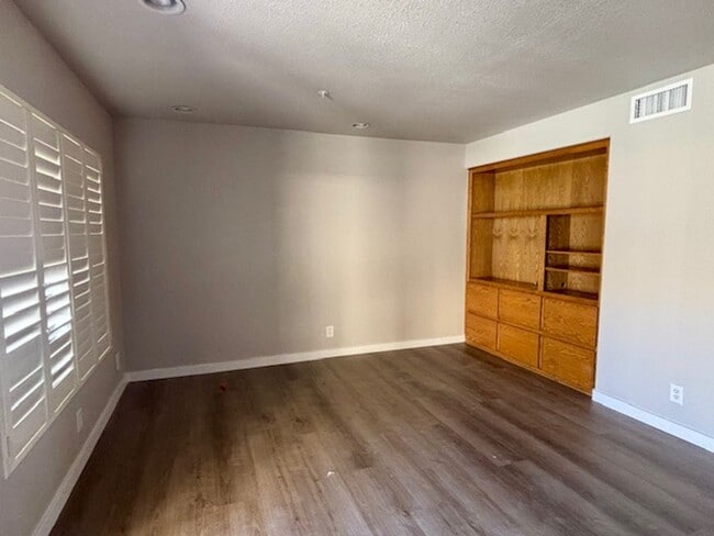 Building Photo - 1 Bedroom - 1.5 Bath Condo