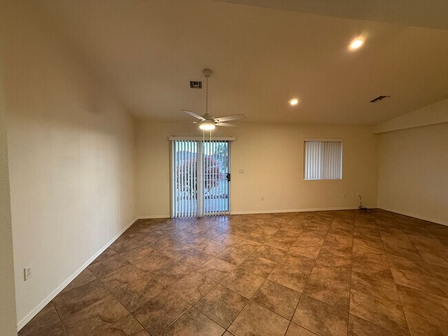 Foto del edificio - Long term - unfurnished - recent updates