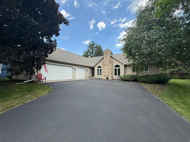 Building Photo - Just Listed! Stunning 4 Bedroom 3 Bathroom...