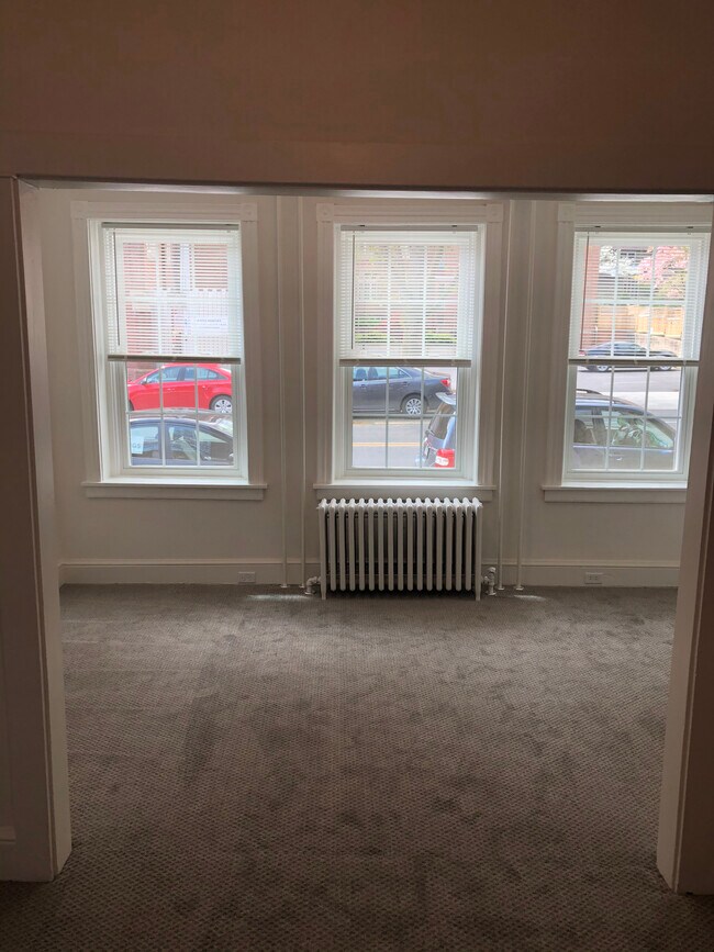 Living area - 207 N Mulberry St