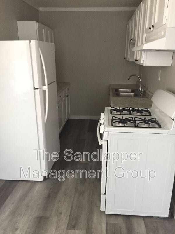 Building Photo - 1927 Iron St