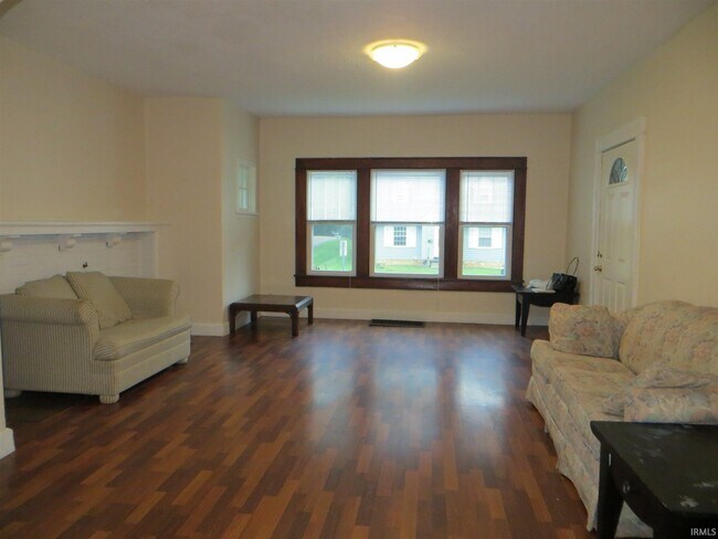 Foto del edificio - 119 S Bryan Ave