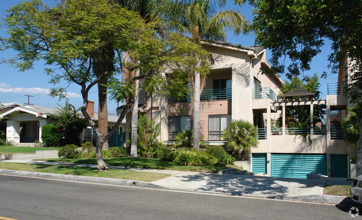 Building Photo - 416 N Isabel St