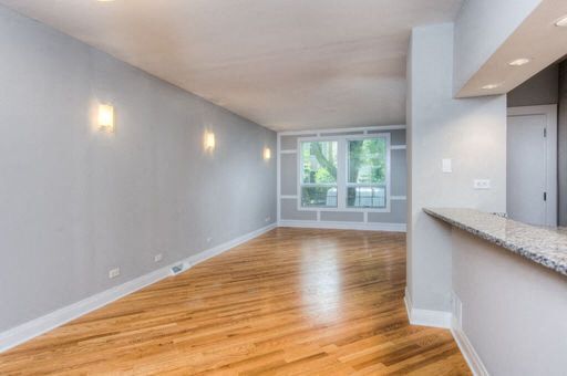 1344 West Barry n.º 1F Sala de estar Foto - 1344 W. Barry Ave.