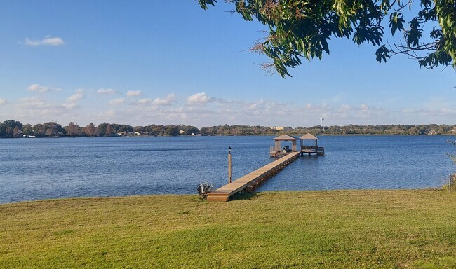 Foto del edificio - 1026 S Lake Mariam Dr