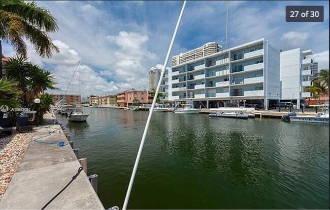 Foto del edificio - 3681 NE 170th St