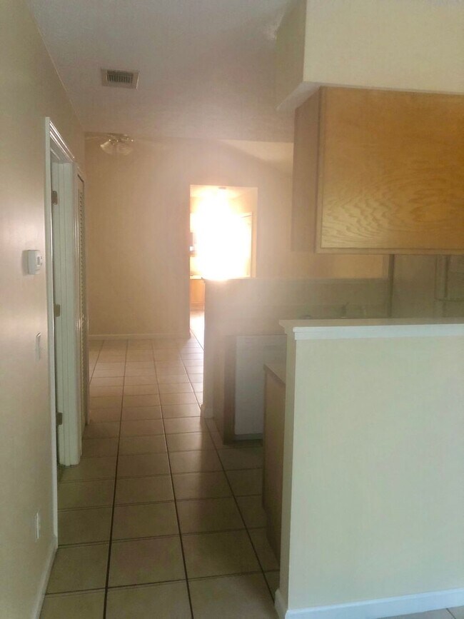 Foto del edificio - 2 bedroom 1 bath apartment. Living has vau...