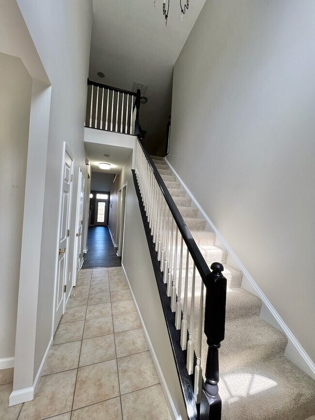 Foto del edificio - Luxurious End Unit Townhome!