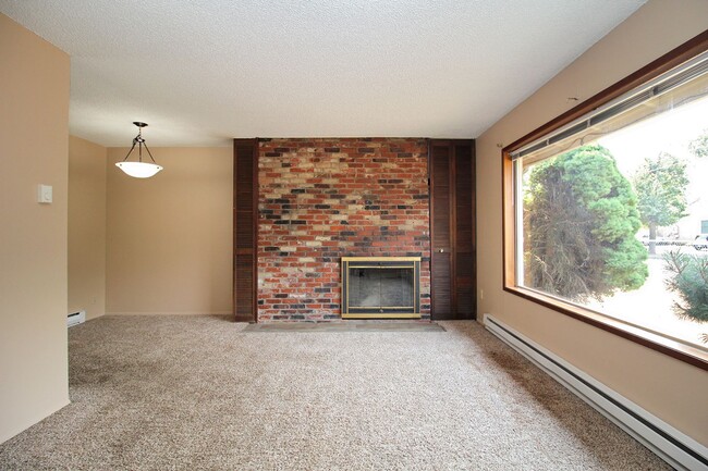 Building Photo - Spacious & Updated Powelhurst-Gilbert 2 Be...