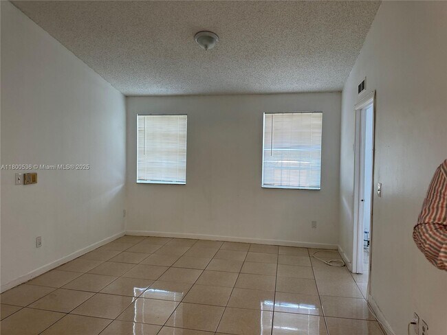 Foto del edificio - 18308 NW 68th Ave