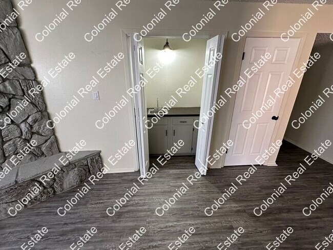 Foto del edificio - Nicely updated, 2 bedroom 2 bathroom apartment. Central heat and air, Washer/Dryer included in un...