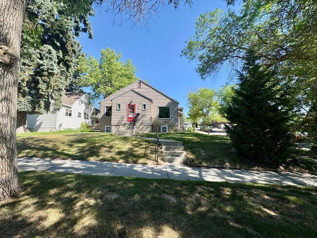 Building Photo - 2-bedroom, 1-bath upper-level duplex w/onsite shared laundry!